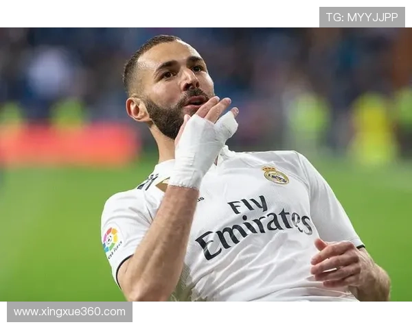 足球球星晒自拍瞬间展现赛场外真实一面